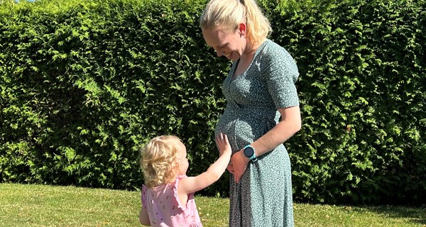 Katrine Bjelke Kristensen sammen med sin datter, der snart får en lillebror eller lillesøster. Privat foto.