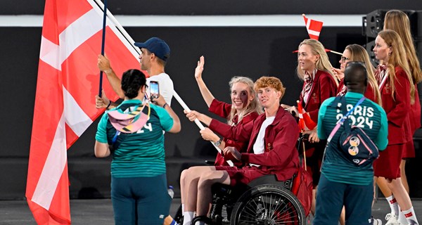 Katrine Bjelke Kristensen og Tobias Thorning Jørgensen førte Danmark rundt på Place de la Concorde. Foto: Lars Møller