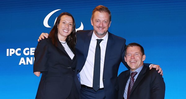 Fra venstre: Den nyvalgte første vicepræsident, portugisiske Leila Marques Mota, den genvalgte præsident, Andrew Parsons, og den nyvalgte anden vicepræsident, danske John Petersson.