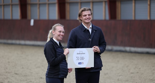 Katrine Bjelke Kristensen modtager JYSK-legat af Søren Brunsborg, der er barnebarn af JYSK-grundlægger Lars Larsen.