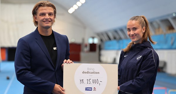 Bjørk Nørremark modtager JYSK-legatet af Søren Brunsborg, der er barnebarn af JYSK-grundlægger Lars Larsen.