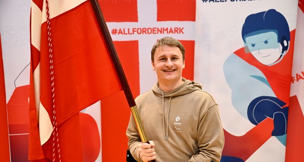 Sitskiløberen Adam Nybo bliver fanebærer under vinter-PL, der afholdes fra den 6. til 15. marts